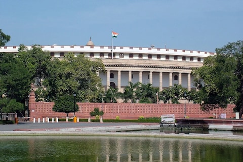 देशाने मंगळवारी एका केंद्रीय मंत्र्याच्या अटकेबाबत नाट्यमय घडामोडी पाहिल्या. केंद्रीय मंत्री नारायण राणे यांना महाराष्ट्राचे मुख्यमंत्री उद्धव ठाकरे यांच्याविषयी आक्षेपार्ह विधान केल्याच्या आरोपाखाली अटक करण्यात आली. जाणून घ्या नेमकी काय आहे एखाद्या केंद्रीय मंत्र्याला अटक करण्याची प्रक्रिया