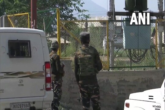 पुलवामातल्या त्रालमध्ये भारतीय जवान-दहशतवाद्यांमध्ये चकमक, जैश-ए-मोहम्मदचे तीन दहशतवाद्यांचा खात्मा