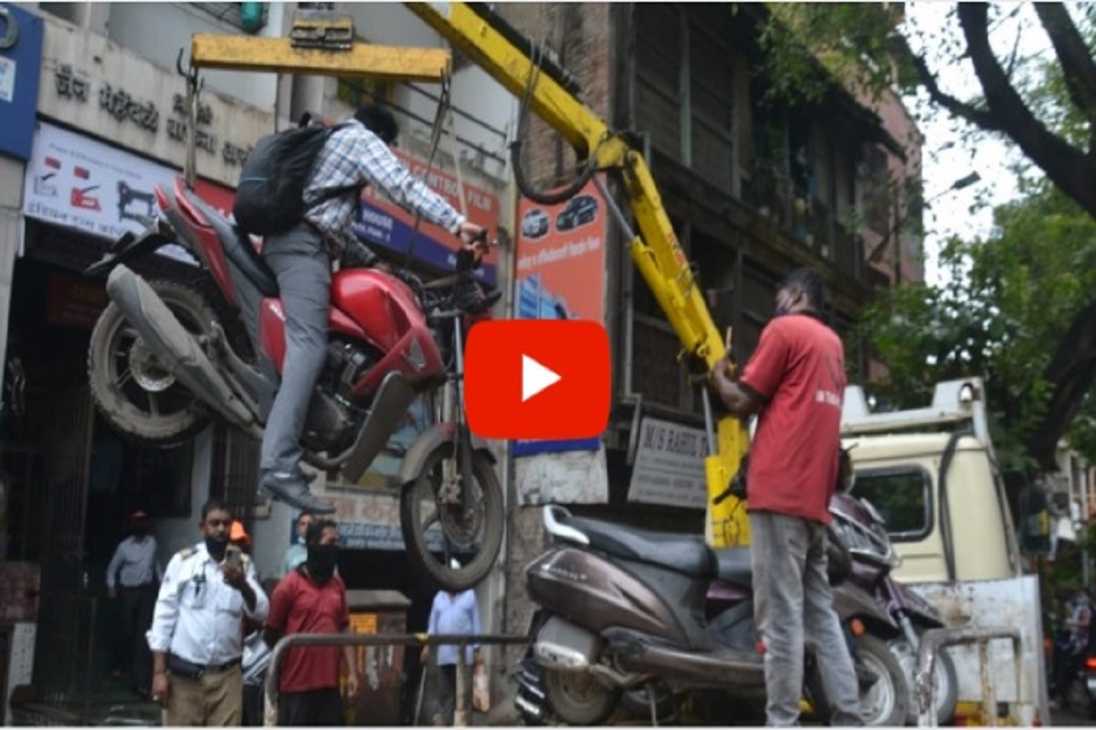 पुण्यात वाहतूक पोलिसांची मुजोरी; नो पार्किंगमधील गाडी चालकासह उचलली, LIVE VIDEO