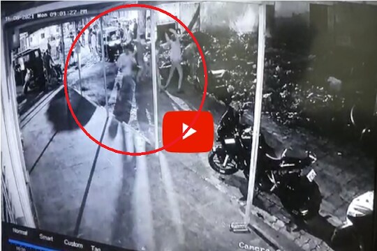 VIDEO: पुण्यात गुंडांचा हैदौस; कोयते अन् तलवारी घेऊन भररस्त्यात नंगानाच, धक्कादायक CCTV आला समोर