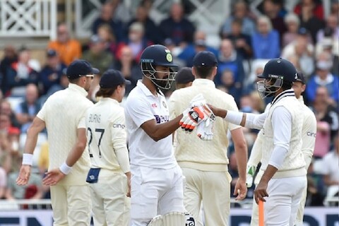 इंग्लंडविरुद्धच्या पहिल्या टेस्टमध्ये टीम इंडियाने (India vs England) आपली पकड आणखी मजबूत केली आहे. तिसऱ्या दिवसाचा खेळ पावसामुळे संपवण्यात आला, तेव्हा इंग्लंडचा स्कोअर 25/0 एवढा झाला होता.