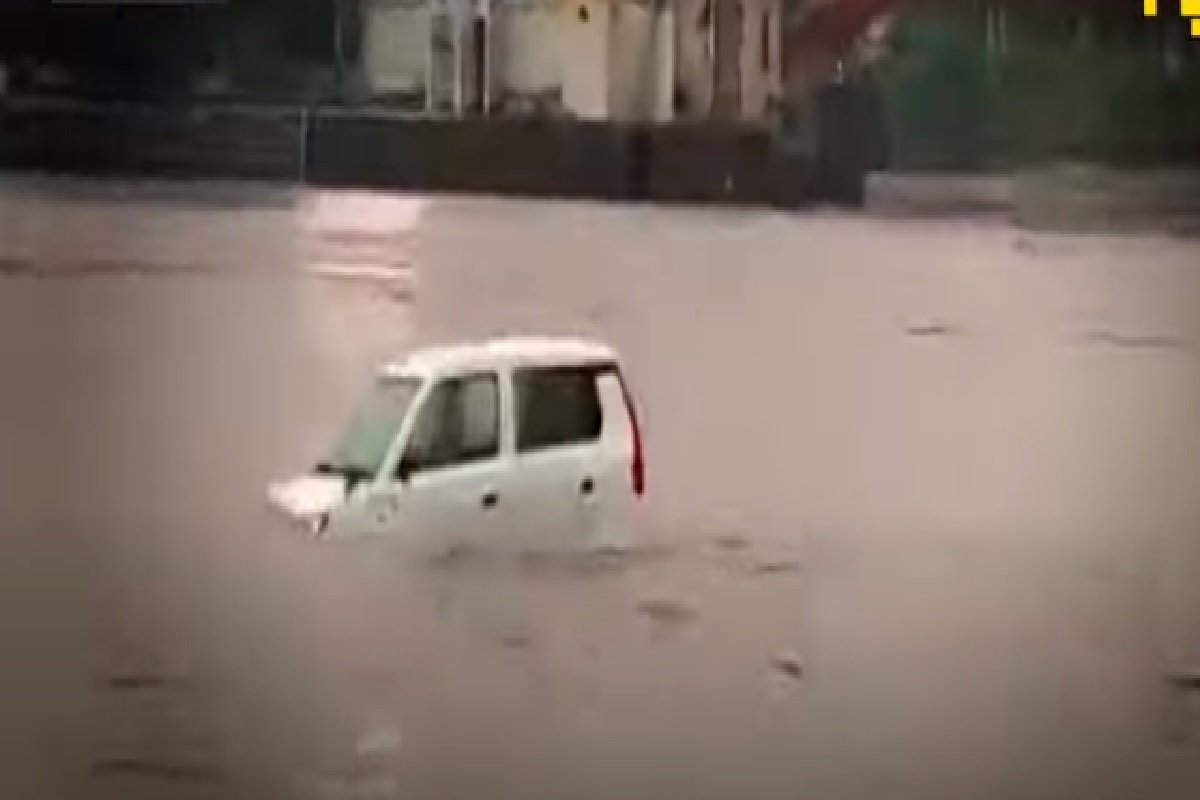 सर आली धावून, कार गेली वाहून! नदीच्या मधोमध तरंगणाऱ्या कारचा VIRAL VIDEO
