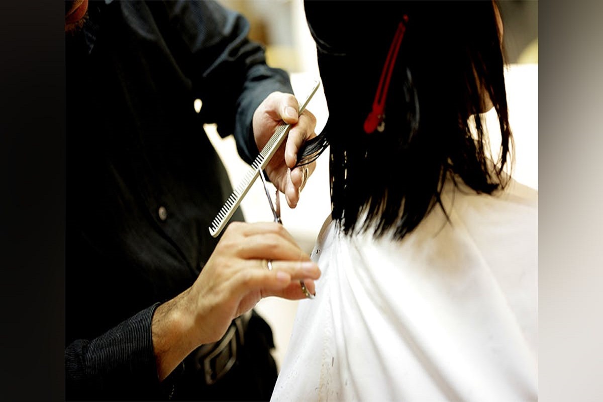 केस कापायला गेले पंडितजी, घरी आले तर शेंडी होती गायब! सलून चालकावर पोलिसांत FIR दाखल