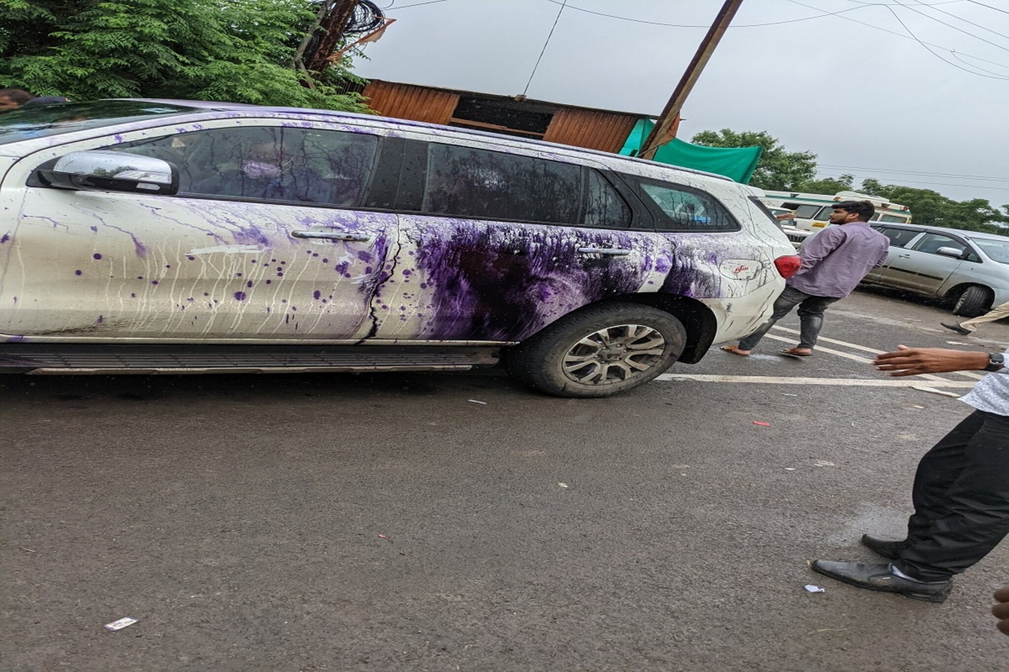 शिवसेना विरुद्ध भाजप वाद पेटला! किरीट सोमय्यांच्या गाडीवर शिवसैनिकांकडून शाईफेक