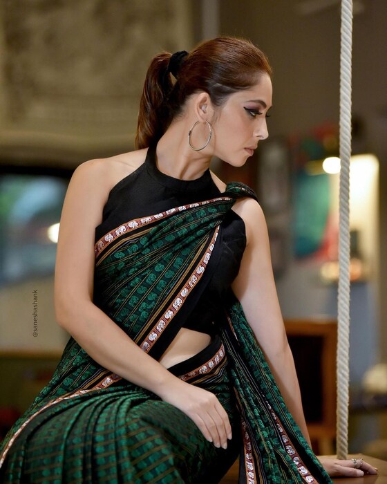 तिने हिरव्या रंगाची खणाची साडी परिधान करत एक फोटोशूट केलं. हे फोटो तिने इन्स्टाग्रामवर देखील शेअर केले आहेत. (Sonalee Kulkarni/Instagram)