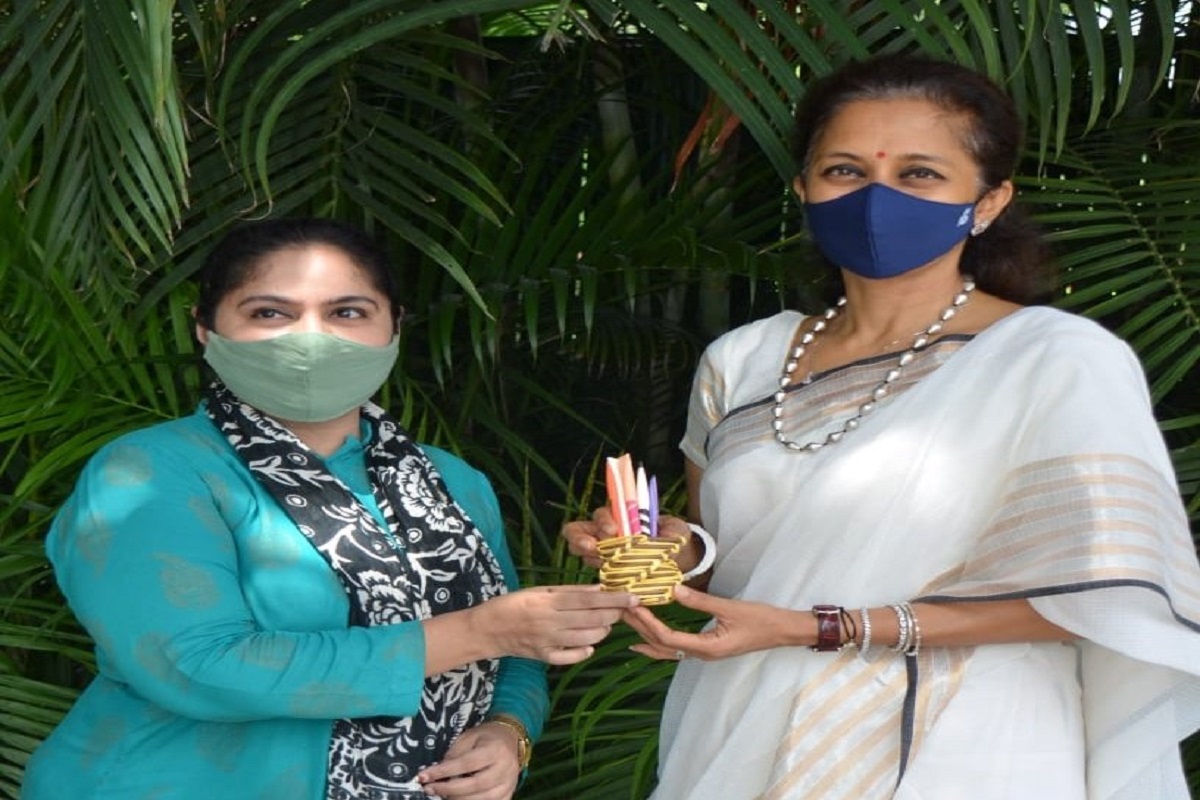 दिल्लीत सुप्रिया सुळेंना मिळालं हे सर्वात भारी पेन; कशापासून तयार झालंय पाहा