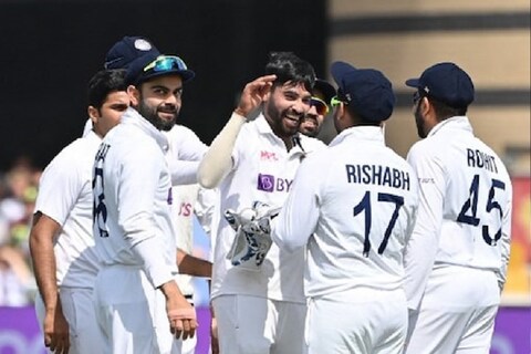 लॉर्ड्स टेस्टच्या दुसऱ्या दिवशी (India vs England, 2nd Test) टीम इंडियानं चांगली बॉलिंग केली. मात्र, त्याचबरोबर ऋषभ पंतचा (Rishabh Pant) सल्ला विराट कोहलीनं (Virat Kohli) न ऐकल्याचा फटका टीम इंडियाला बसला. 