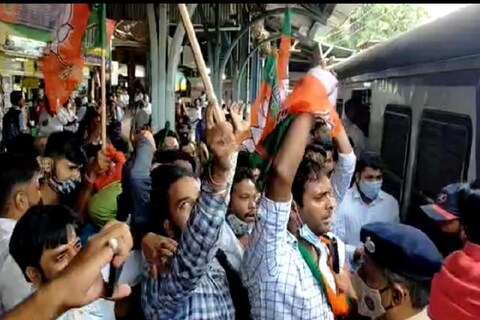  सर्वसामान्यांसाठी लोकल (Mumbai Local) सेवा पूर्ववत सुरु करावी यासाठी आज ठाणे (Thane) भाजपच्या (Bjp) वतीने रेल्वे प्रवेश आंदोलन (Thane Bjp Protest) करण्यात आले.