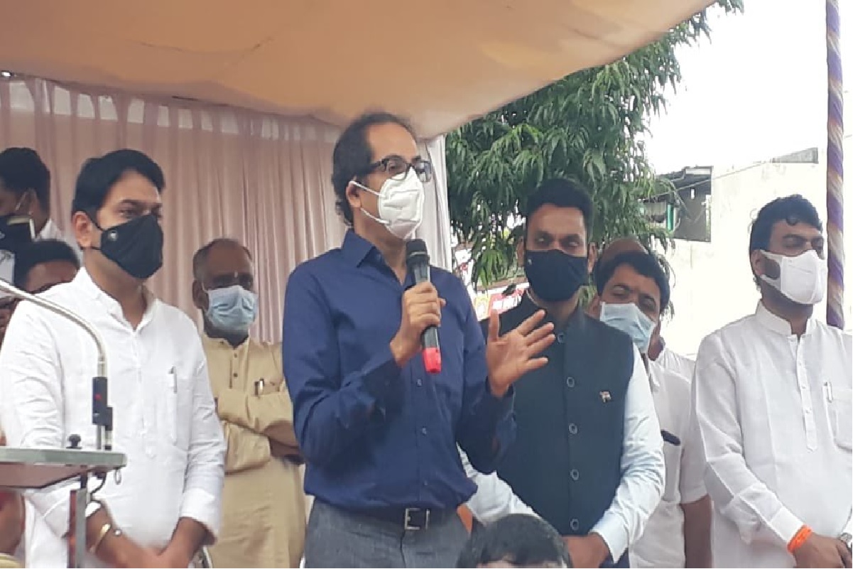 सांगलीकर तुम्हाला सरकार वाऱ्यावर सोडणार नाही, मुख्यमंत्री उद्धव ठाकरेंचं पूरग्रस्तांना आश्वासन