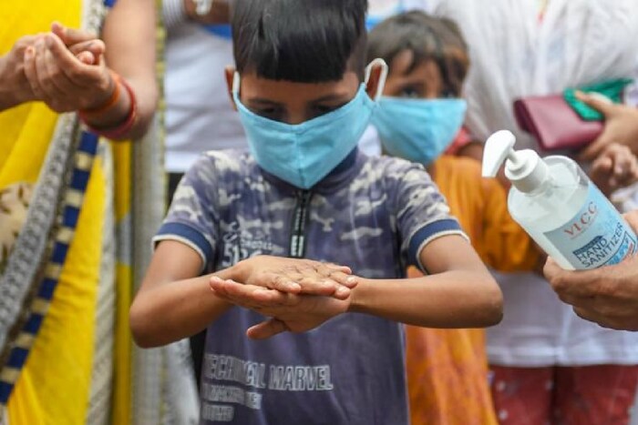 सगळ्या जगाला वेठीला धरलेल्या कोरोना विषाणूच्या साथीचा (Coronavirus Pandemic) विळखा दीड वर्षानंतरही सुटलेला नाही. कोरोना विषाणूच्या नवनव्या प्रकारांमुळे संसर्गाचा धोका कायम आहे. अनेक देशांमध्ये कोरोनाची तिसरी लाट (Corona Third Wave) आली आहे.