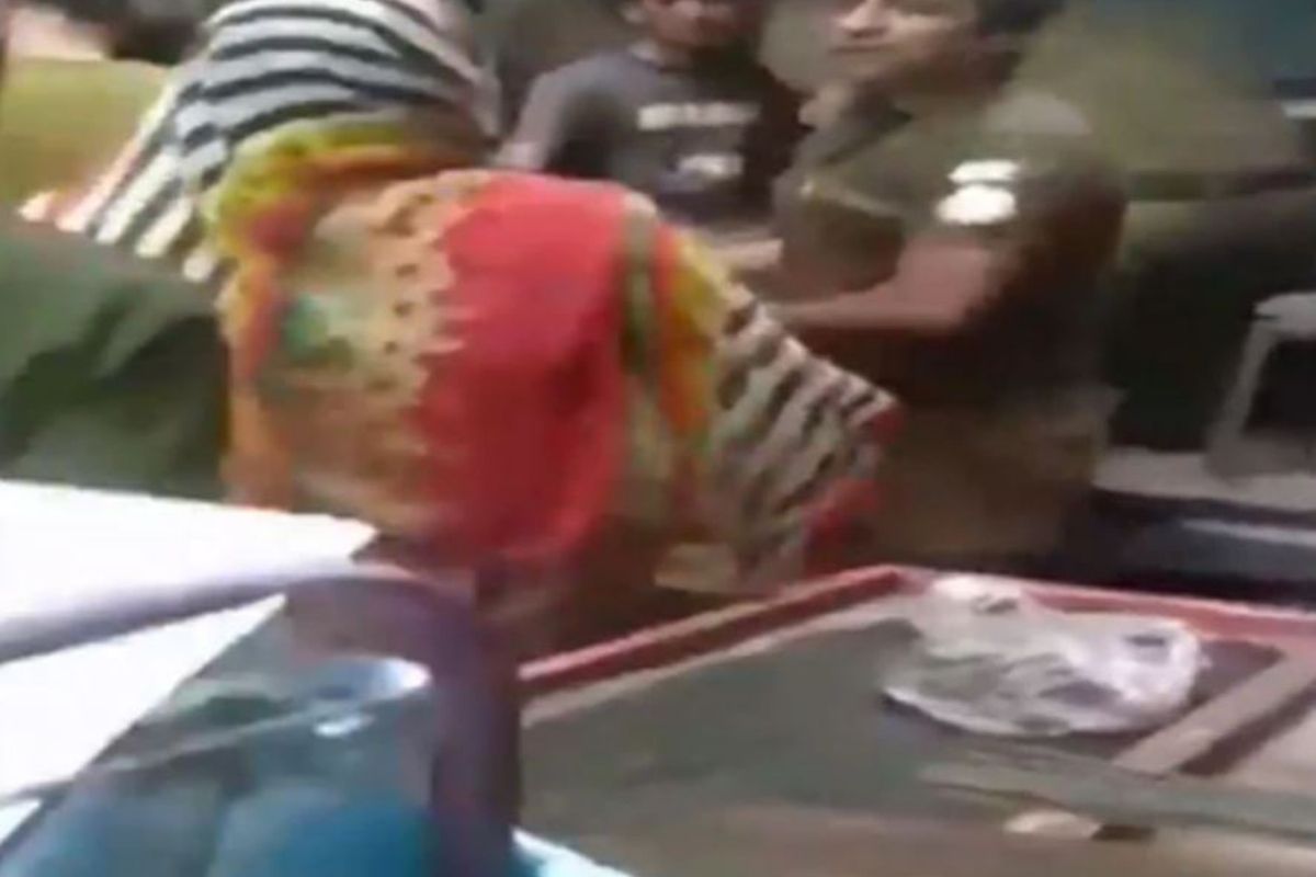 महिलेसमोरच कपडे काढून प्रायव्हेट पार्ट दाखवू लागला पोलीस; घटना समोर येताच सांगितलं विचित्र कारण