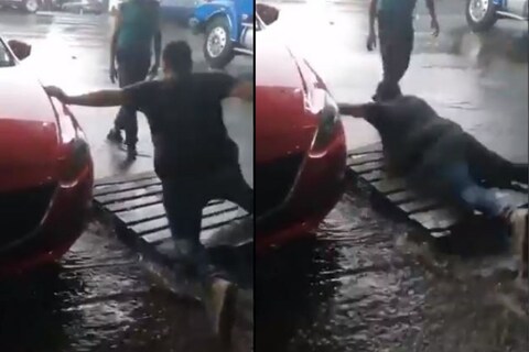 व्हिडिओमध्ये (Viral Video) तुम्ही पाहू शकता, की रस्त्यावर पावसाचं खराब पाणी वाहत आहे. अशात एक बॉस दुसऱ्या व्यक्तीला सांगतो की मध्ये लाकडाची एक फळी ठेव, जेणेकरून त्याच्या चपला भिजणार नाहीत. 
