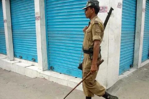 एका व्यक्तीनं आपल्या अडीच वर्षाच्या मुलाला 40 हजारासाठी विकलं आहे. या बापानं ड्रग्ज (Drugs) घेण्यासाठी आपल्या मुलाला विकल्याचं (Father Sold his Son to Buy Drugs) समोर आलं आहे.