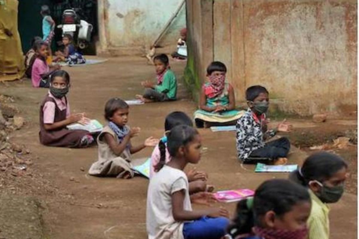 आई-वडिलांच्या मृत्यूनंतर एकमेकींपासून वेगळ्या झाल्या 3 बहिणी; एका फोटोनं असं आणलं एकत्र