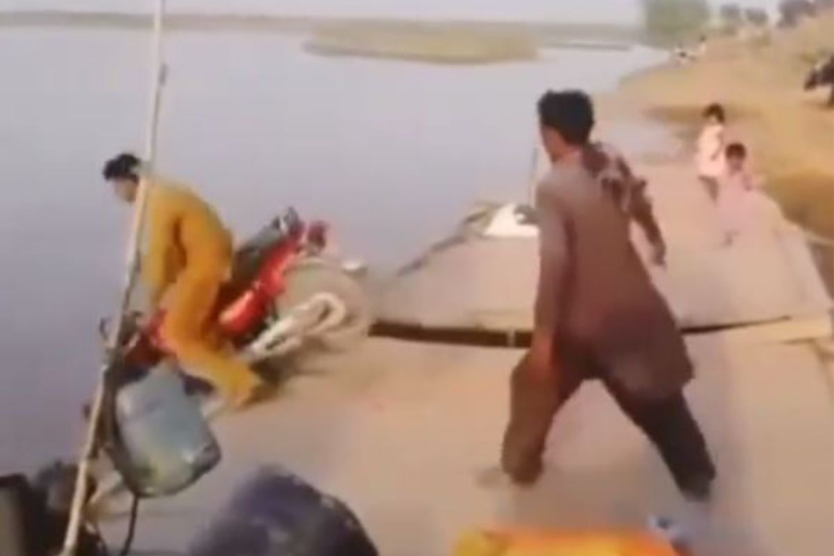 नावेत बाईक घेऊन जाण्याचा प्रयत्न भोवला; दुचाकीसह नदीत कोसळला युवक, पाहा VIDEO