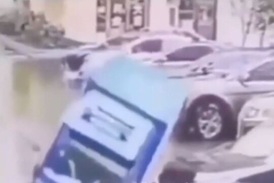 असा चालक होणे नाही! ड्रायव्हिंगचा हा जबरदस्त VIDEO पाहून येईल अंगावर काटा