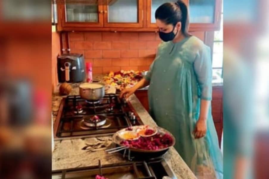 करीना कपूर खान सध्या आपल्या प्रेग्नेन्सी बुकमुळे खूपच चर्चेत आहे. तसेच ती अजून एका कारणामुळे चर्चेत आली आहे. करीनाचा एक जुना फोटो सध्या व्हायरल होतं आहे. या फोटोमुळे बेबो पुन्हा एकदा चर्चेत आली आहे. 