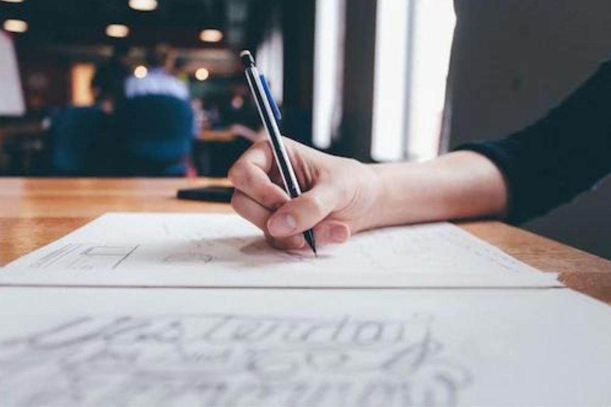 बंदूक नाही, तर एक चिठ्ठी घेऊन बँकेत चोरी करायला पोहोचला चोर, मजकूर वाचून पोलिसही चक्रावले