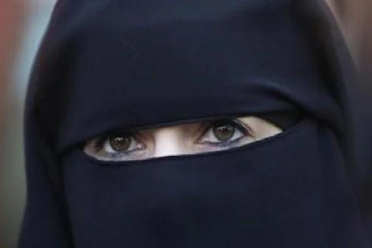 'माझ्यासाठी प्रार्थना करा'; तालिबानींपासून बचावासाठी बुरख्यात लपून राहणाऱ्या महिला पत्रकारानं सांगितलं हादरवणारं वास्तव