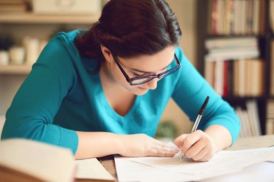 डावखुऱ्या व्यक्तींचा मेंदू असतो आपल्यापेक्षा तल्लख? वाचा तज्ज्ञ काय सांगतात