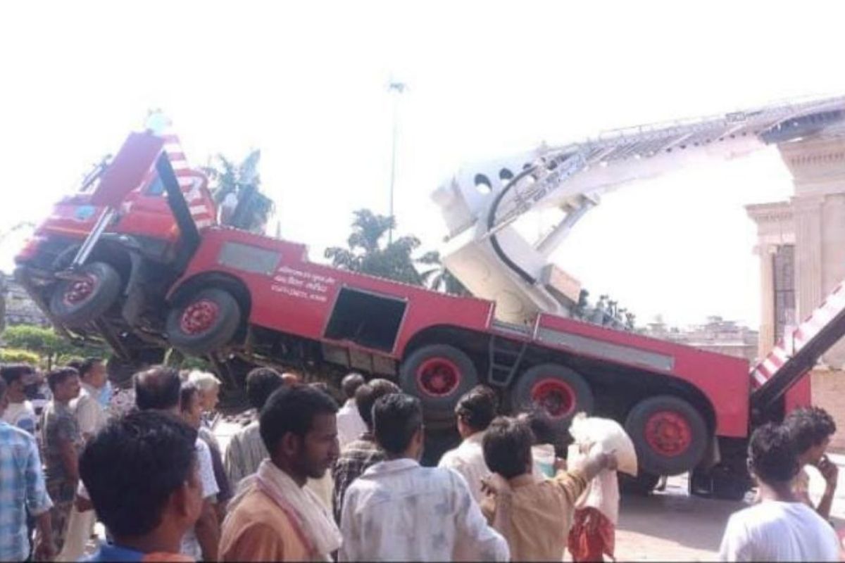 हायड्रोलिक मशीनवर चढून तिरंगा लावताना मोठा अपघात; स्वातंत्र्यदिनाच्या पूर्वसंध्येला तिघांचा मृत्यू, VIDEO