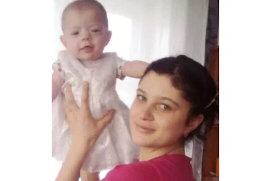 धक्कादायक! चिकन शिजवण्यासाठी गॅसवर ठेवलं पाणी, काही वेळात त्याच पाण्यात उकळताना दिसली स्वतःची मुलगी