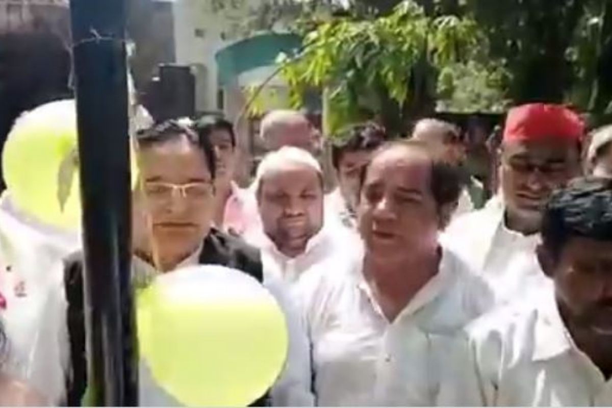 अरेच्चा! पहिली ओळ म्हटले आणि थेट शेवटच्या ओळीवर पोहोचले; खासदारच विसरले राष्ट्रगीत, VIDEO VIRAL