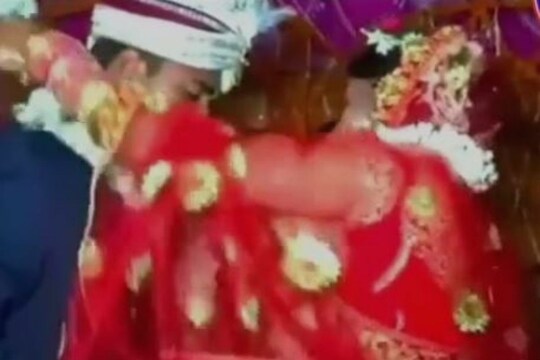 नवरीचं ते कृत्य पाहून स्टेजवरच भडकला नवरदेव; थेट गळ्यातून वरमाळच काढून फेकली, VIDEO VIRAL