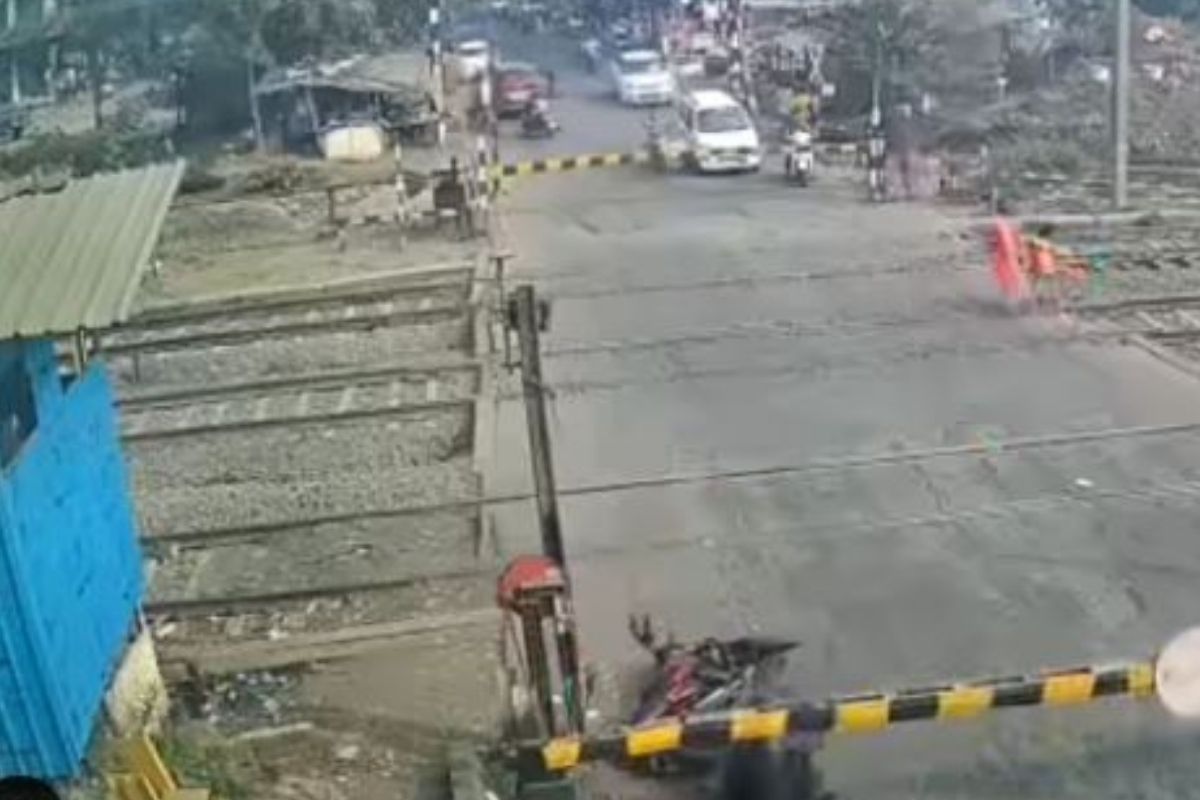 फाटक बंद होताना पाहूनही रेल्वे रुळावर गाडी घेऊन गेला अन्...; पाहा घटनेचा थरारक VIDEO