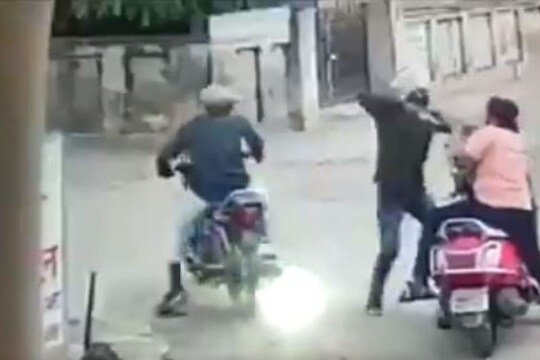 आधी गाडी अडवली, मग बंदुकीचा धाक दाखवत भररस्त्यात महिलेला लुटलं, Shocking Video