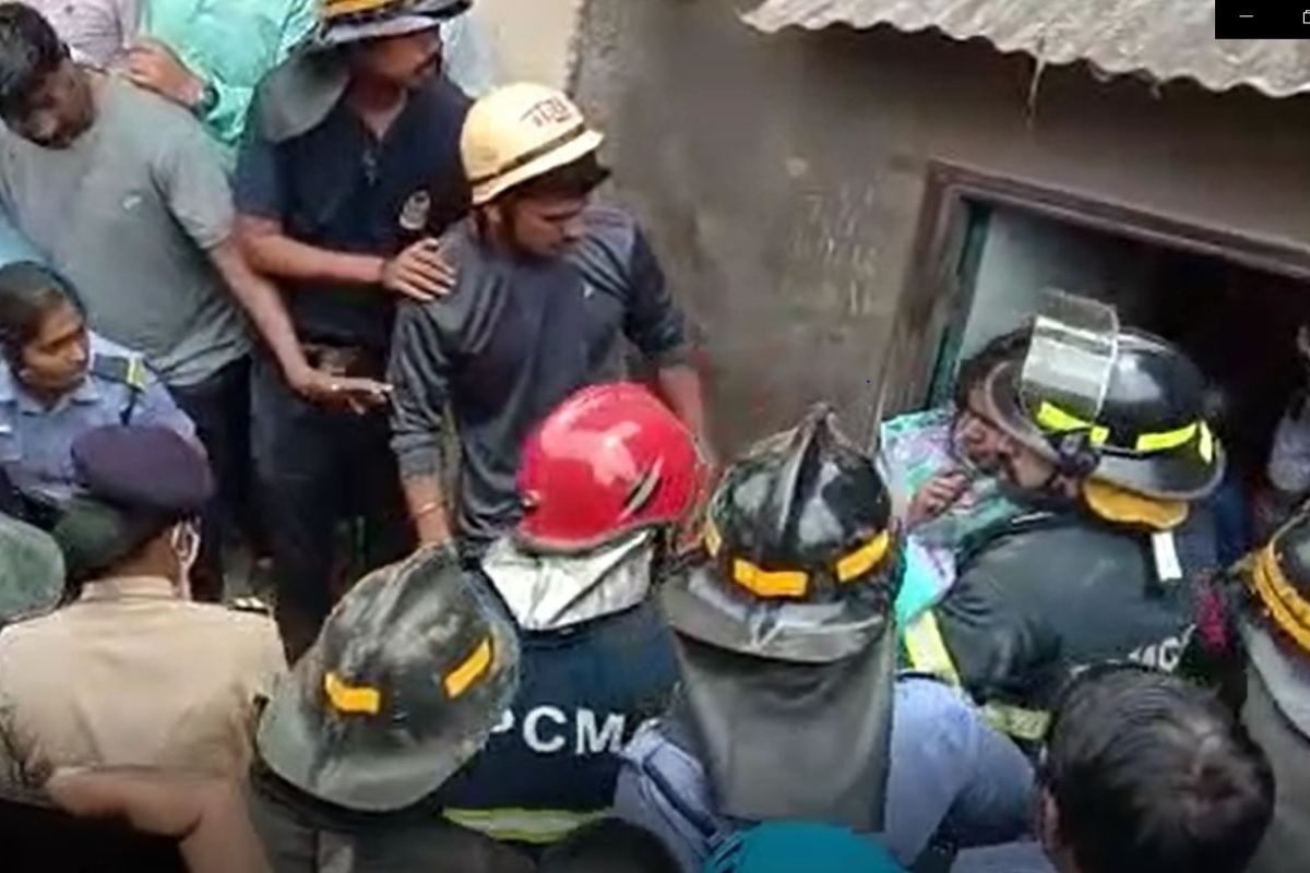 VIDEO : पिंपरी चिंचवडमध्ये जीर्ण घराचं छत कोसळलं; 2 तास ढिगाऱ्याखाली अडकलेली मुलगी पण...