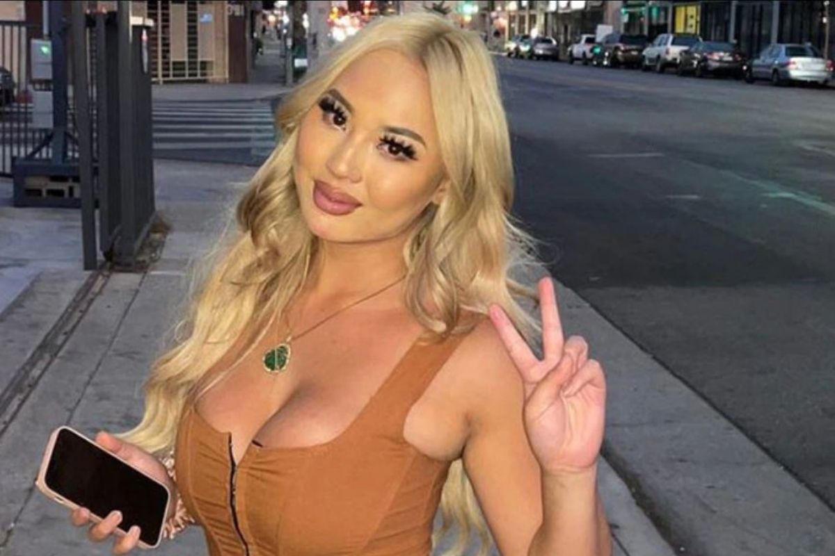 सुडौल शरीरासाठी 20 लाख रुपये खर्चून तिनं केली Butt Surgery; आता नीट बसताही येईना