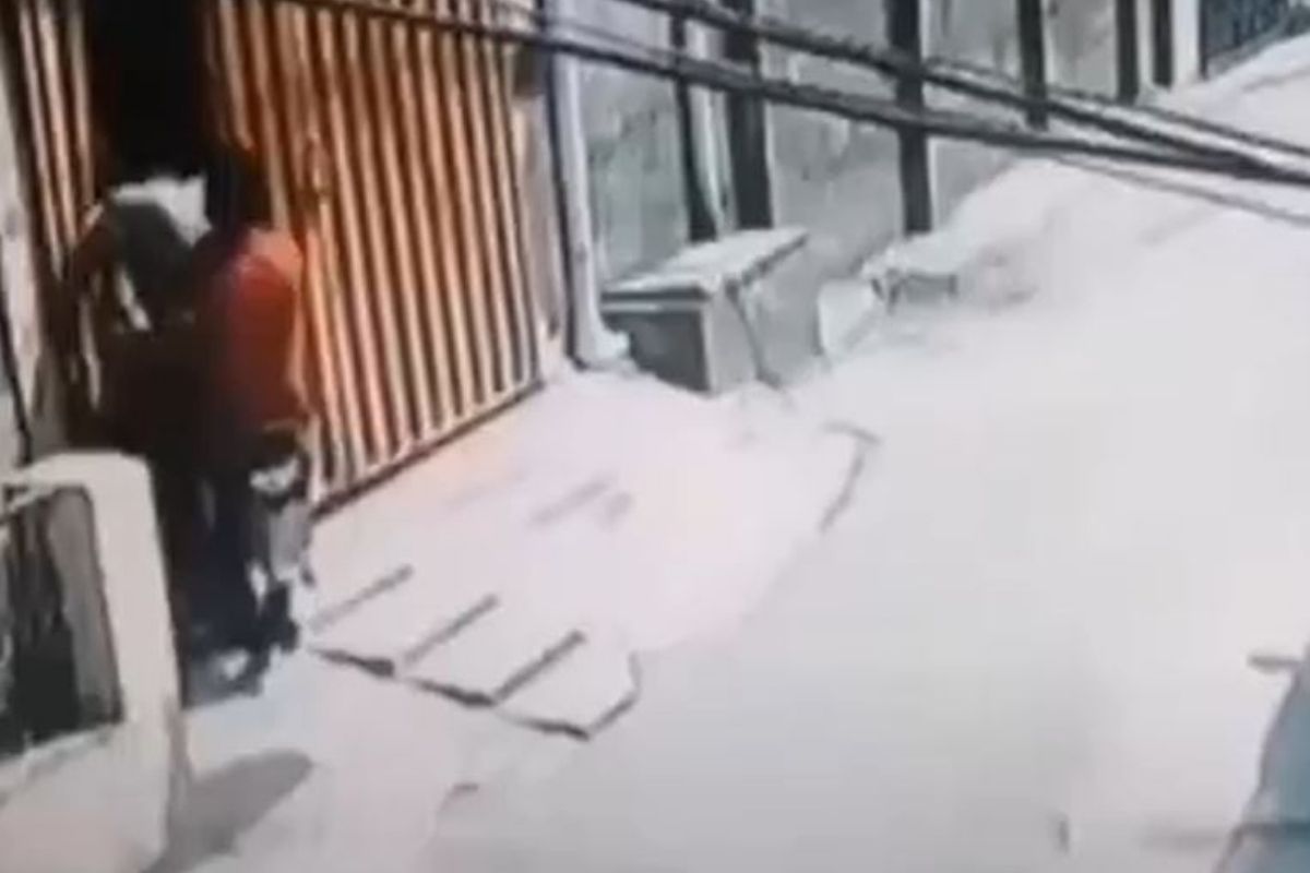 अरेच्चा! वेगात आले अन् दुचाकीसह थेट घरातच शिरले युवक; घटना कॅमेऱ्यात कैद, VIDEO