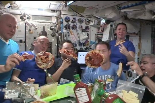 ...अन् आपोआपच हवेत उडू लागला Pizza; पार्टीचा हा भन्नाट VIDEO पाहून तुम्हीही व्हाल अवाक