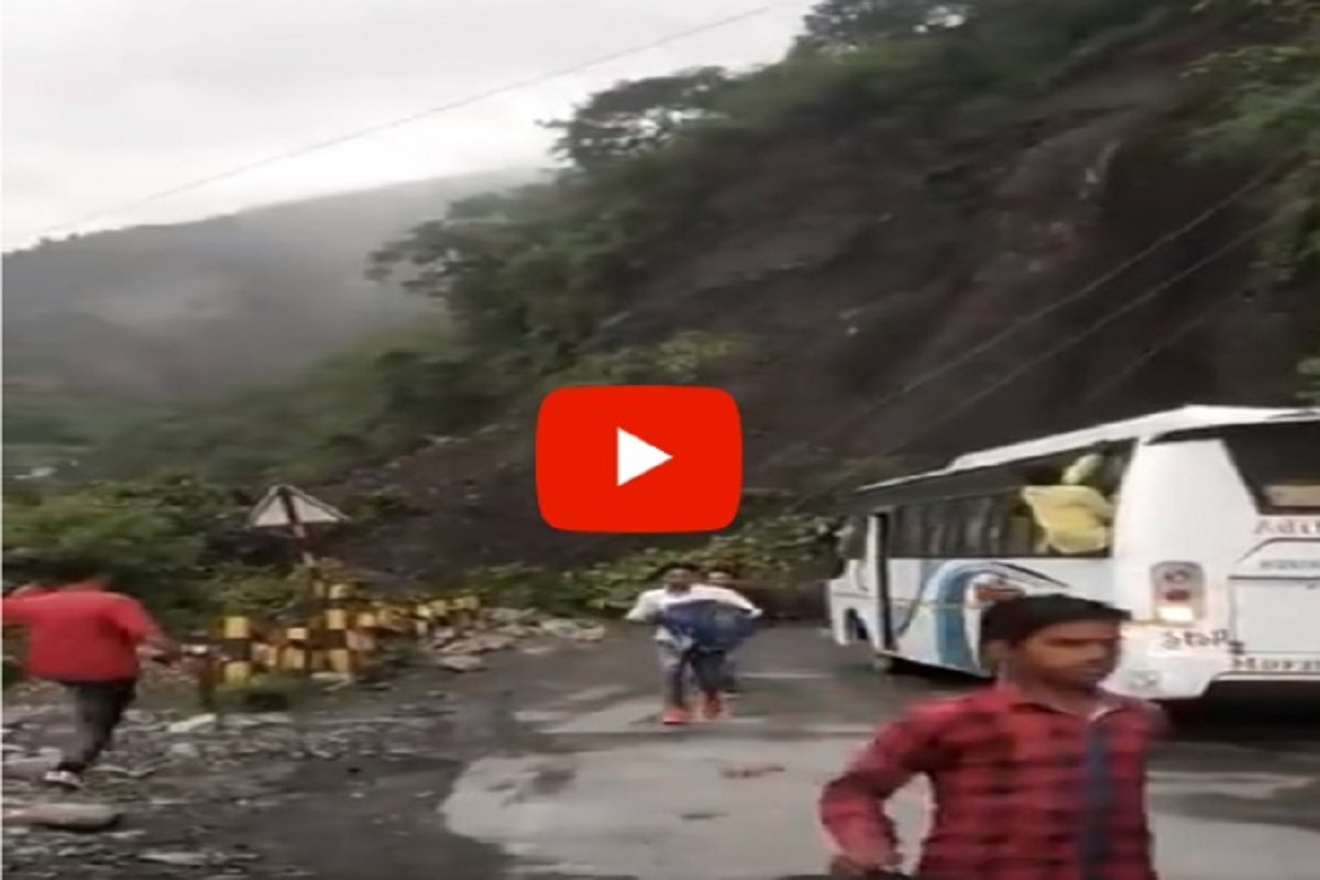 बस जात असताना कोसळली दरड; जीव मुठीत धरुन पळाले प्रवासी, थरकाप उडवणारा LIVE VIDEO