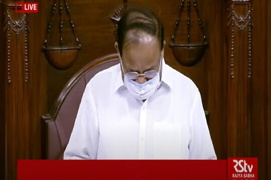 विरोधकांच्या गोंधळानंतर सभापती व्यंकय्या नायडूंना अश्रू अनावर; म्हणाले, रात्रभर झोपू शकलो नाही...