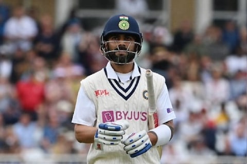 क्रिकेट विश्वातील दिग्गज बॅट्समन असलेला विराट कोहली (Virat Kohli) सध्या खराब फॉर्मात आहे. लॉर्ड्स टेस्टमधील दुसऱ्या इनिंगमध्येही तो फेल गेला. विराट आऊट झाल्यानंतर स्वत:वर चांगलाच नाराज झाला. त्याचा VIDEO VIRAL झाला आहे. 