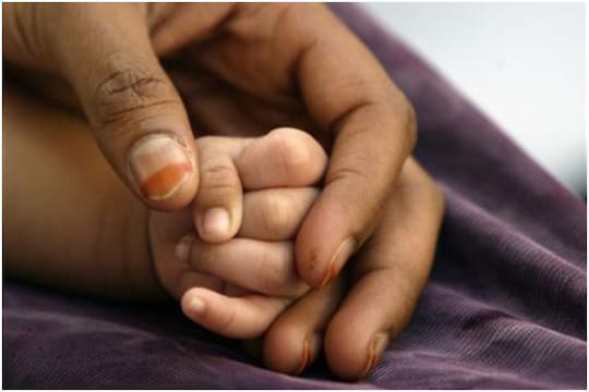 महिलेनं नर्सच्या वेषात येऊन 3 महिन्याच्या बाळाची चोरी केली आहे.