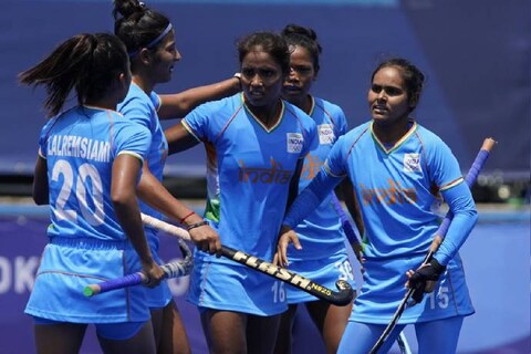 टोकयो ऑलिम्पिकमध्ये (Tokyo Olympics 2020) ब्रॉन्झ मेडल जिंकण्याचं भारतीय महिला हॉकी टीमचं स्वप्न हुकलं आहे. ऑलिम्पिक इतिहासात पहिल्यांदाच सेमी फायनलमध्ये खेळणाऱ्या भारतीय टीमचा 3-4 ने पराभव झाला. 