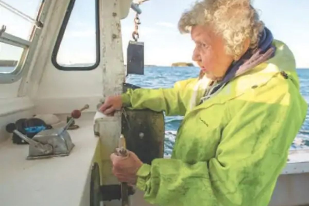 कोण म्हणतं वयानं म्हातारं होतं? 101 वर्षांच्या आजीचं काम पाहून तोंडात बोटं घालाल