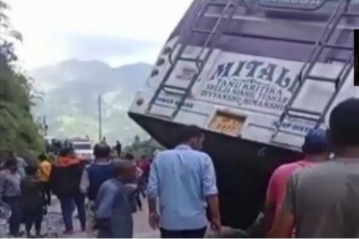 जर बस दरीत गेली असती तर मोठी दुर्घटना घडली असती. पोलिसांची टीम घटनास्थळी पोहोचली आणि प्रवाशांनी पुढे जाण्याची सोय करून दिली.