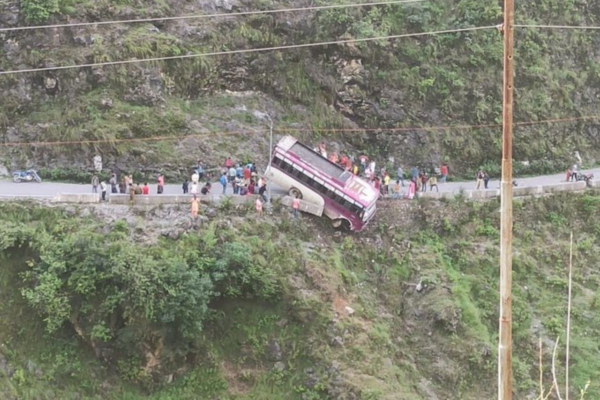 हिमाचल प्रदेशातील सिरमोर येथे शुक्रवारी दुपारी मोठी दुर्घटना टळली आहे. येथे शिलाईमधील बोहराद खड्डजवळ नॅशनल हायवे-707 वर एक खासगी बस दरीत लटकली आहे. त्यावेळी बसमध्ये 24 प्रवासी होते. यावेळी ड्रायव्हरने ब्रेक लावला आणि सर्व प्रवाशांना खाली उतरायला सांगितलं. तोपर्यंत ड्रायव्हरने ब्रेक दाबून ठेवला. यानंतर प्रवाशांनी क्लीनरसह मिळून ड्रायव्हरचा जीव वाचवला. 