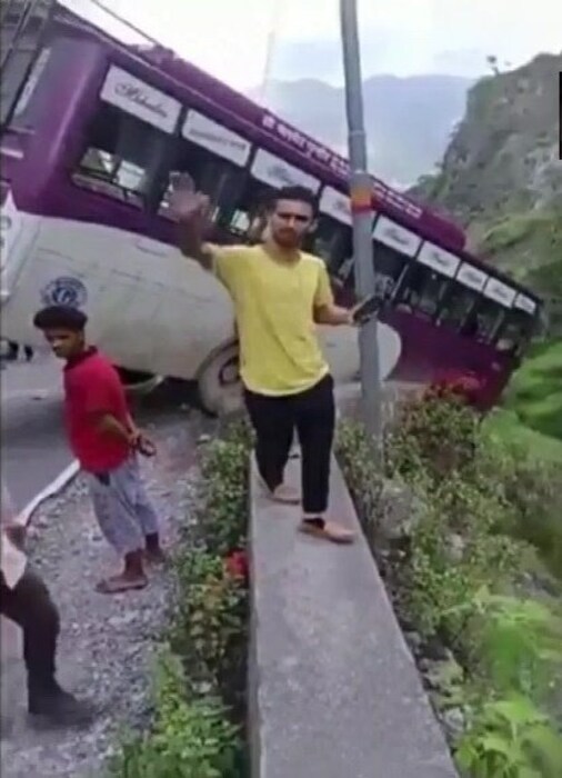 ड्रायव्हरच्या धाडसाचं होतंय कौतुक ही बस पांवटा साहिबवरुन गत्ताधार मार्गाने जात होती. कफोटाहून तब्बल 10 किमी अंतरावर बोहरादजवळी उतरण असलेल्या ठिकाणी पोहोचली. त्याच वेळी बससा एक्सल तुटला. यावेळी प्रवाशांनी सांगितलं की, ड्रायव्हरने न घाबरटा खूप धाडस दाखवलं.