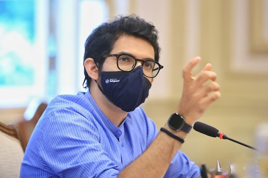 'मुलं अभ्यास करून परत गेले तर त्यांचा जीव धोक्यात आहे. अफगाणिस्तानात वीज पुरवठा बंद झालाय. माझा कुटुंबियांशी गेल्याकाही दिवसांपासून संपर्क झालेला नाही' 