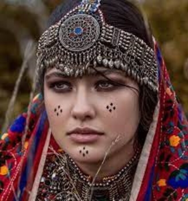 अफगाणिस्तान- अफगाणिस्तानच्या महिला आपल्या सौंदर्यासाठी जगात प्रसिद्ध आहेत. या देशांमध्ये महिलांवर खूप जास्त प्रमाणात अत्याचार होतात. त्यामुळे इथल्या महिला परदेशामध्ये जाऊन आपलं करियर घडवतात. अफगाणिस्तानच्या महिलांनी यशस्वी अभिनेत्री, मॉडेल म्हणून आपला ठसा उमटवलेला आहे.