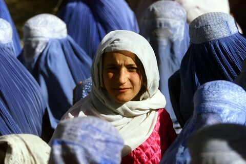 अफगाणिस्तानमध्ये पुन्हा Taliban ची राजवट प्रस्थापित झाल्यानंतर तिथल्या नागरिकांना तालिबानच्या 2001पर्यंतच्या राजवटीतले काळे दिवस आठवले आहेत. त्या राजवटीत महिलांवर प्रचंड निर्बंध होते. आता पुन्हा याच भयंकर परिस्थिती भीती महिलांमध्ये निर्माण झाली आहे