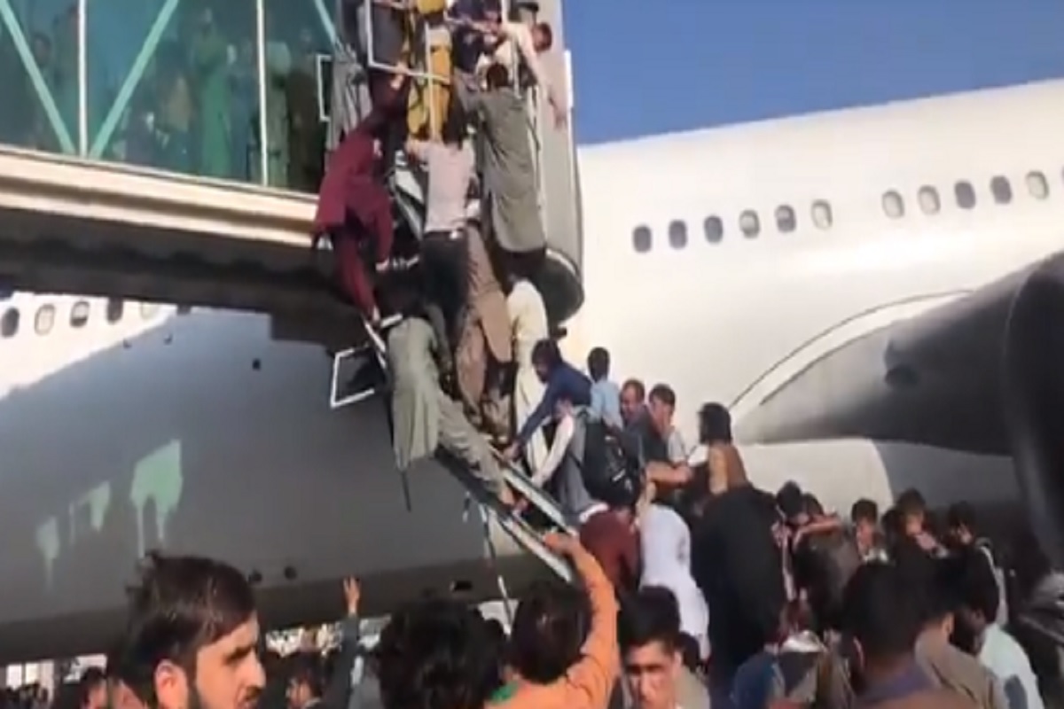 काबूलच्या एअरपोर्टवर झाली मुंबई लोकलसारखी परिस्थिती; विमानात चढण्यासाठी नागरिकांची झुंबड, VIDEO