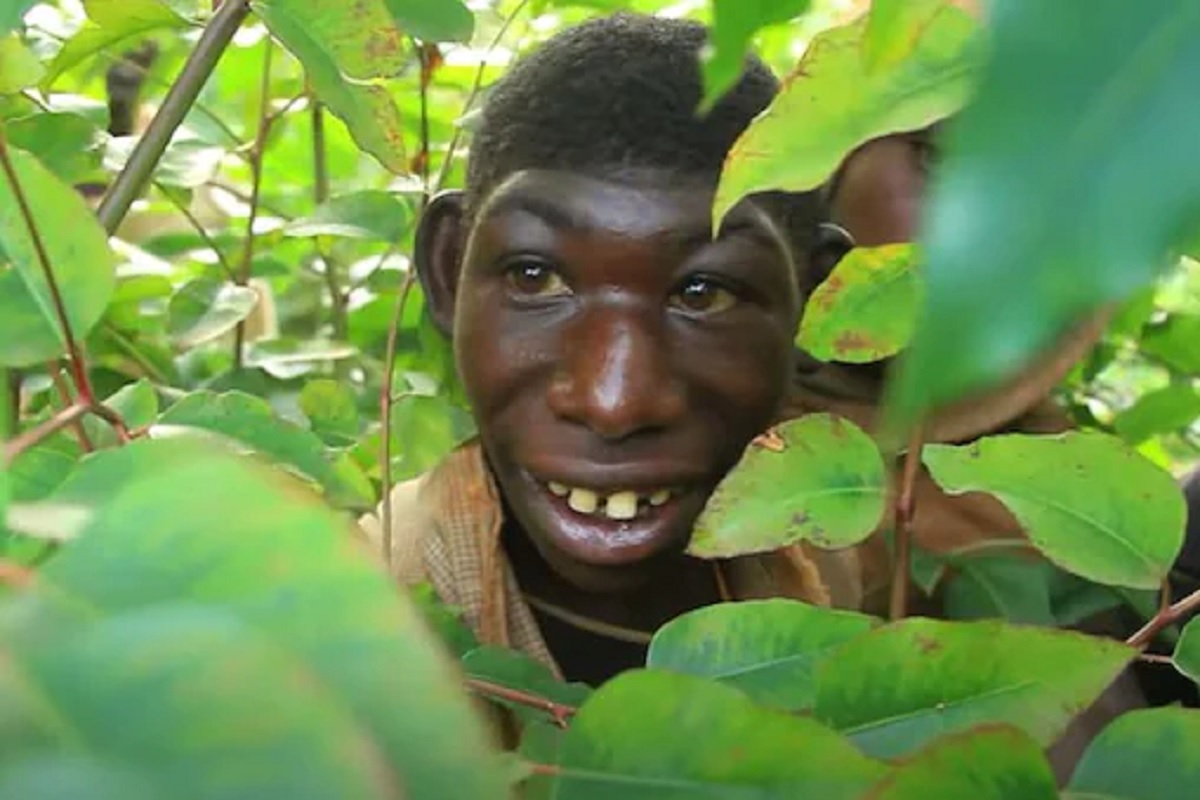 काल्पनिक नाही, हा मुलगा खरंखुरं जगतो मोगलीसारखं आयुष्य! जंगलात राहून खातो गवत