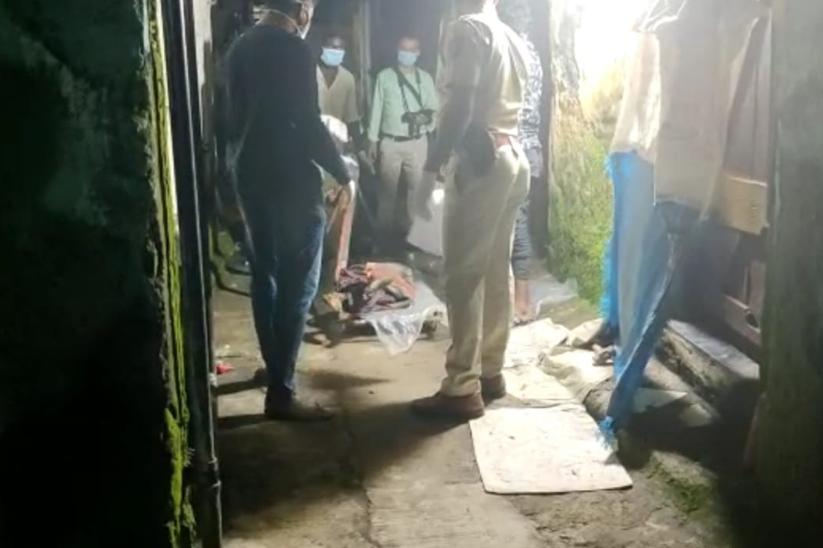 या महिलेचा पती हा या घटनेनंतर फरार झाला असून ही हत्या असल्याचा संशय पोलिसांनी व्यक्त केला आहे.