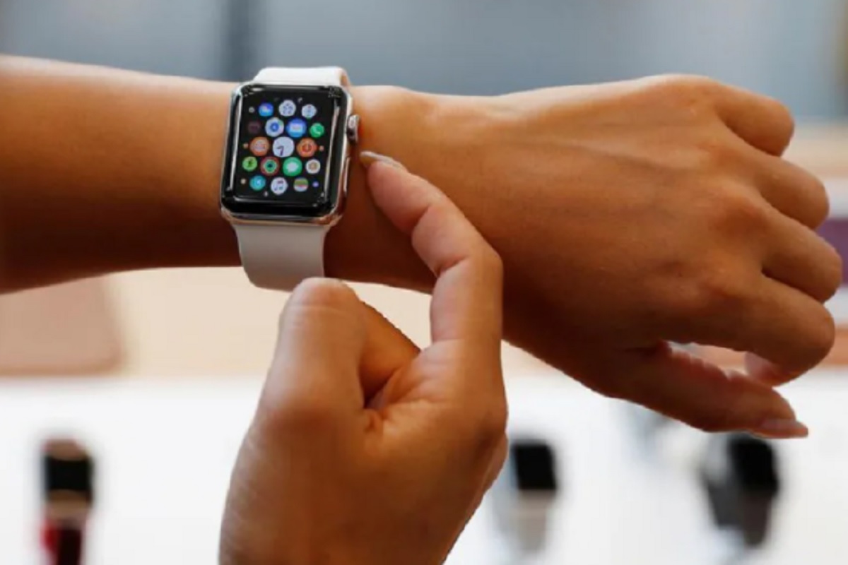 Apple Watch ने पुन्हा एकदा वाचवला तरुणाचा जीव; मृत्यूच्या दाढेतून परत आणलं